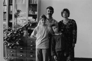 Familie Hoffmann/Wolf (Maler/Grafiker, Projektleiterin) in ihrer Wohnung