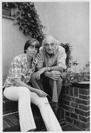 Der Schriftsteller Stefan Heym mit Frau vor seinem Haus