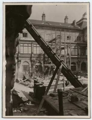 Dresden-Neustadt. Umbau des Japanischen Palais. Bauschuttrutsche und Baumaterial im Innenhof