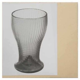 Becher aus grünem Glas (Werkbundkiste Der Becher, Bildtafel)