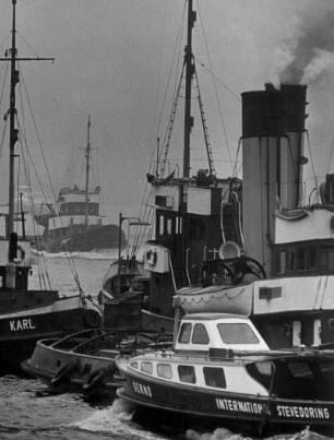 Hamburg. Hafen. Emsige Betriebsamkeit. Schlepper im Dienst