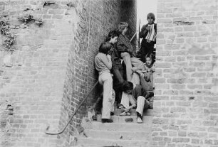 Jugendliche an einem Durchgang in der Stadtmauer