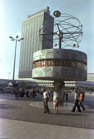 Berlin: Ost; Weltzeituhr und Hotelhochbau