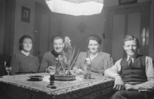 Zweiter Weltkrieg. Auf Heimaturlaub. Wohl Familie des Fotografen