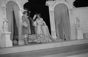 Szenenbilder aus der Oper "Madame Pompadour" von Leo Fall (Uraufführung: 1922.09.09) am Metropol-Theater Berlin, 1951 : Szenenbild