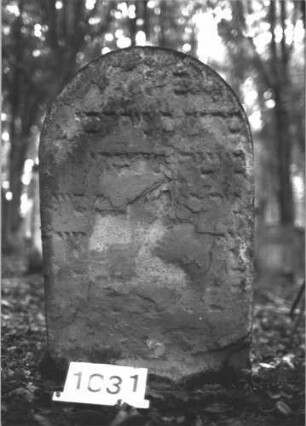 Grabstein 1031 (Index: 99898165) Material: Sandstein Zustand: fast völlig verwittert Maße HxBxT: 101x57x11 cm Beschreibung: Stele mit Rundbogenabschluss: Grabstein 1031