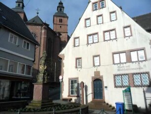 Stadtbild - Ehemannsches Haus (erbaut 1588) Ansicht über Giebelseite Süd mit Bildstock aus Hauptstraße in Übersicht