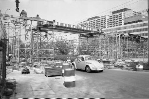 Bau einer Fußgängerbrücke über die Ettlinger Allee bei der Albtalbahn-Haltestelle Rüppurrer Schloss