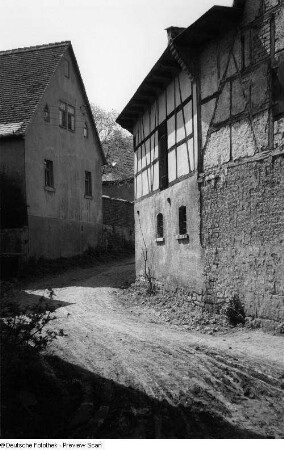 Blick entlang einer Dorfstraße