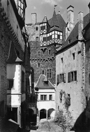 Wierschem. Burg Eltz (Ersterwähnung 1157, Teilzerstörung (Brand) 1920, Wiederherstellung bis 1939). Teilansicht