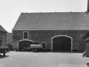 Cossebaude-Gohlis, Dorfstraße 11. Dreiseithof (1802). Scheune