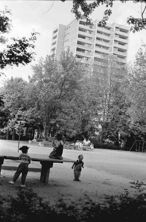 Freiburg; Landwasser: Hochhaus; unten Spielplatz