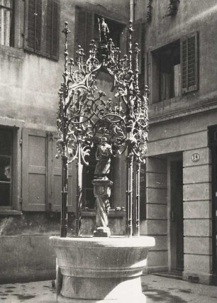 Luzern. Schweiz. Ansicht des 1915 aufgestellten Schlosserbrunnen