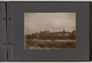 Albumseite mit Ansicht von Pirna : Album einer Fahrt nach Dittersbach und einer Reise ans Meer 1906. Kartoneinband, geprägt mit Kordelbindung; 13,2 x 18,6 x 1 cm (ab 1906). Dresden: SLUB/DF 2017.A.403