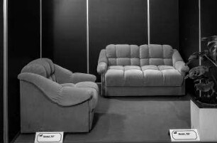 Ausstellungskoje des VEB Polstermöbelkombinat Oelsa-Rabenau mit Sessel (Modell 757) und Sofa (Zweisitzer) (Modell 758)