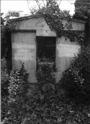 Grabstein 114 (Index: 100093842) Maße HxBxT: 212x144x26 cm Besonderheit: Doppelgrab für Eheleute: Grabstein 114