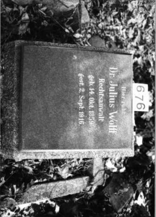 Grabstein 676 (Index: 100091282) Material: Granit Zustand: gut Maße HxBxT: 65x60x50 cm Beschreibung: Kissenstein mit aufgesetzter Schriftplatte: Grabstein 676 (Doppel von Nr 15829)