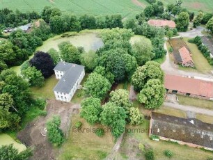 Altfresenburg: Luftbild Richtung Norden: links Herrenhaus, dahinter Karpfenteich, rechts Wirtschaftshof