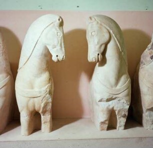 Pferde einer Quadriga (Fragment) : Athen. Akropolis-Museum. Die beiden Stangenpferde einer Quadriga, attisch, um 570 v. Chr.