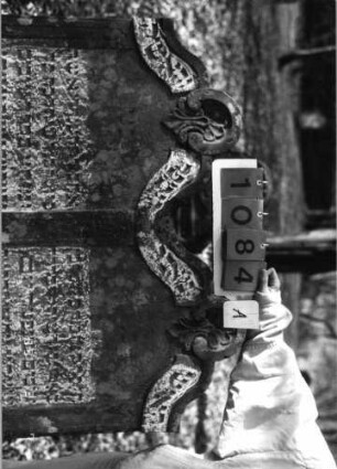 Grabstein 1084 (Index: 99753307) Material: Sandstein Zustand: leicht verwittert Maße HxBxT: 131x104x15 cm Beschreibung: Doppelstele, zwei Schriftfelder eingetieft Symbolik: zwei Muscheln, Blätter: Grabstein 1084A