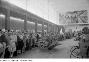 Fertigungsmaschinen der Schwerindustrie im chinesischen Pavillon auf der Leipziger Herbstmesse 1954, umsäumt von Besuchern