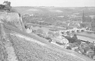 Würzburg: Blick von der Festung auf Mainbrücke und Stadt, weiter südlich