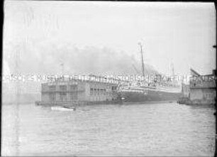 Der Hochseepassagierdampfer "Bremen" an der Anlegestelle, Pier 4, des Norddeutschen Lloyd, im Hafen von New York