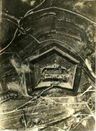 Das Foto Douaumont vor Beginn der Offensive bei Verdun