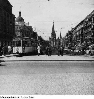 Berlin. Tauentzienstraße. Blick zur Kaiser-Wilhelm-Gedächtnis-Kirche, Straßenbahnlinie 55,