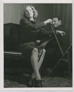Marlene Dietrich spielt auf der Singenden Säge, am Klavier begleitet von Jack Snyder (Ort unbekannt, 1944) (Archivtitel)
