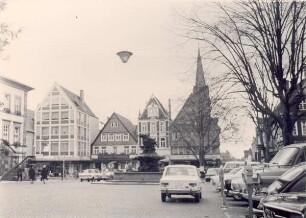 Marktplatz mit parkenden Fahrzeugen. Detmold. übergeben von Frau Steichele
