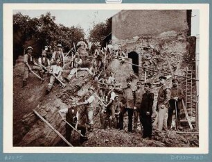 Der Einsturz eines Bergbauschachtes als Folge des Hochwassers vom 30./31. 7. 1897 unter der Fabrik und dem Wohnhaus von Petzold in Döhlen (Freital), Gruppenbild der aufräumenden Arbeiter
