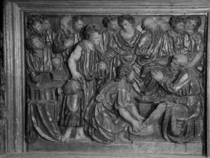 Hochaltar, Sockelgeschoss, 2. Relief von links: Fußwaschung
