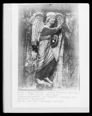 Dekoration der unteren Wandzone mit mariologischen und christologischen Themen — 10. Wandnische: Tempelgang Mariens; Fabelwesen und Drache und Szenen aus der Passion Christi und der heiligen Ursula mit Gefolge im Tempel — Tempelgang Mariens — Verkündigungsengel