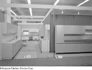 Ausstellungskojen mit Teilen der Anbauküche "ratiomat 80/4" (1976; VEB Möbelfabrik Zwönitz)
