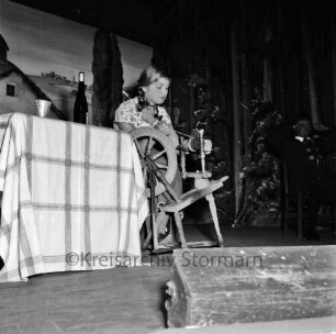 Weihnachtsmärchen: Thalia-Lichtspiele: Hagenstraße: "Rumpelstilzchen": Aufführung von Städtischem Musikkreis: Bühne: Szenenbild: Ute Begemann als Müllerstochter am Spinnrad, 3. Dezember 1961
