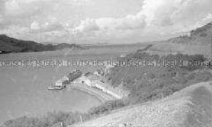Selbstversenkung des Hochseepassagierdampfers "Columbus" am 19. Dezember 1939, Besatzungsangehörige im Internierungslager auf Angel Island, Kalifornien, weiter Blick über das Meer auf Anlegestelle und gegenüberliegende Hügel