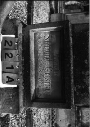 Grabstein 221 (Index: 99796959) Material: Sandstein Zustand: beschäd/leicht verwittert Maße HxBxT: 174x61x26 cm Beschreibung: getreppt. Sockel, gerad. Abschl. , Schriftfelder eingetieft Symbolik: Blüten: Grabstein 221A