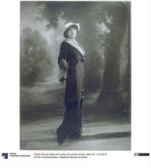 Frau in Kleid und Jacke von Lucien Lelong