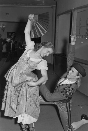 Szenenbilder aus "Der Mantel" von N. W. Gogol, Komische Oper. 1952