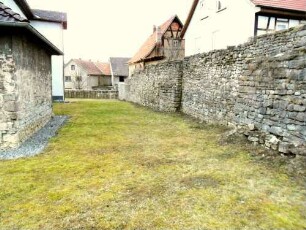 Kirchhof im Norden nach Westen mit Kirchhofmauer (nahezu Originale Höhe ohne wehrhaften Umgang - Werksteine im Mauersteinverband)