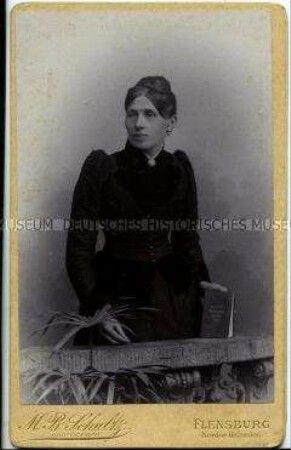 Frau im dunklen Kleid, Carte de visite