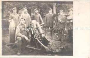 Soldatengruppe mit schwerem Minenwerfer