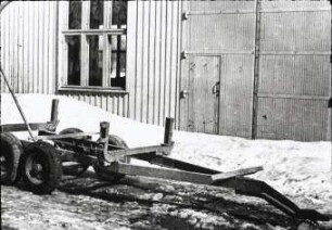 Holztransportwagen für Forstzwecke mit angebautem Kranarm