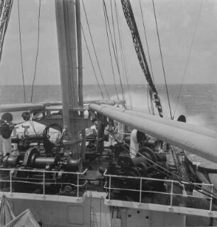 Wellengang : Wellen brechen sich am Bug eines Schiffes