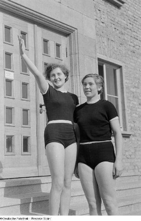 Zwei Sportlerinnen der Deutschen Hochschule für Körperkultur in Leipzig