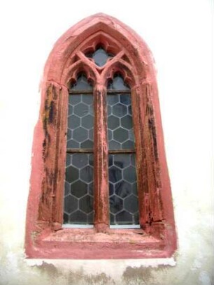 Ansicht von Osten-Gotisches Maßwerkfenster (um 1430 - Gotische Überarbeitung der im Kern Romanischen Kapelle)