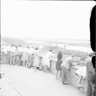 Breisach: Blick vom Münsterplatz zur Rheinbrücke, Vordergrund Publikum