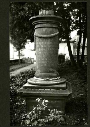 alter Friedhof. Grabsäule mit Urne