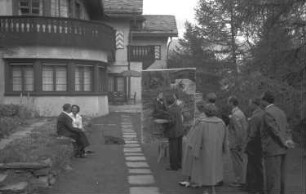 St. Moritz: Prinzenpaar wird gemalt (Hintergrund Haus), mit Publikum